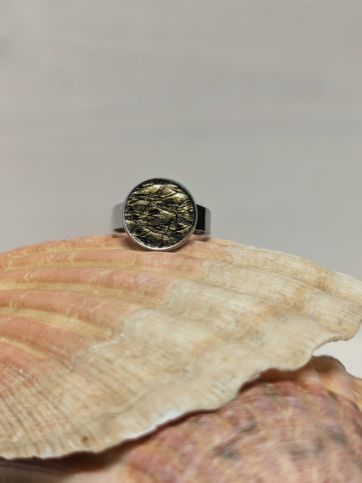 Bague en cuir marin