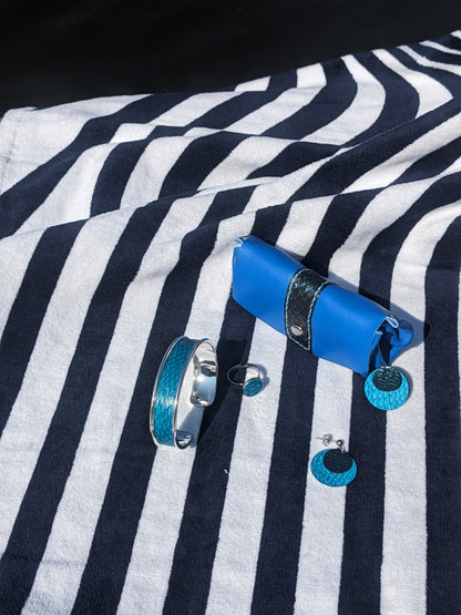 Parure artisanale — cuir marin upcyclé