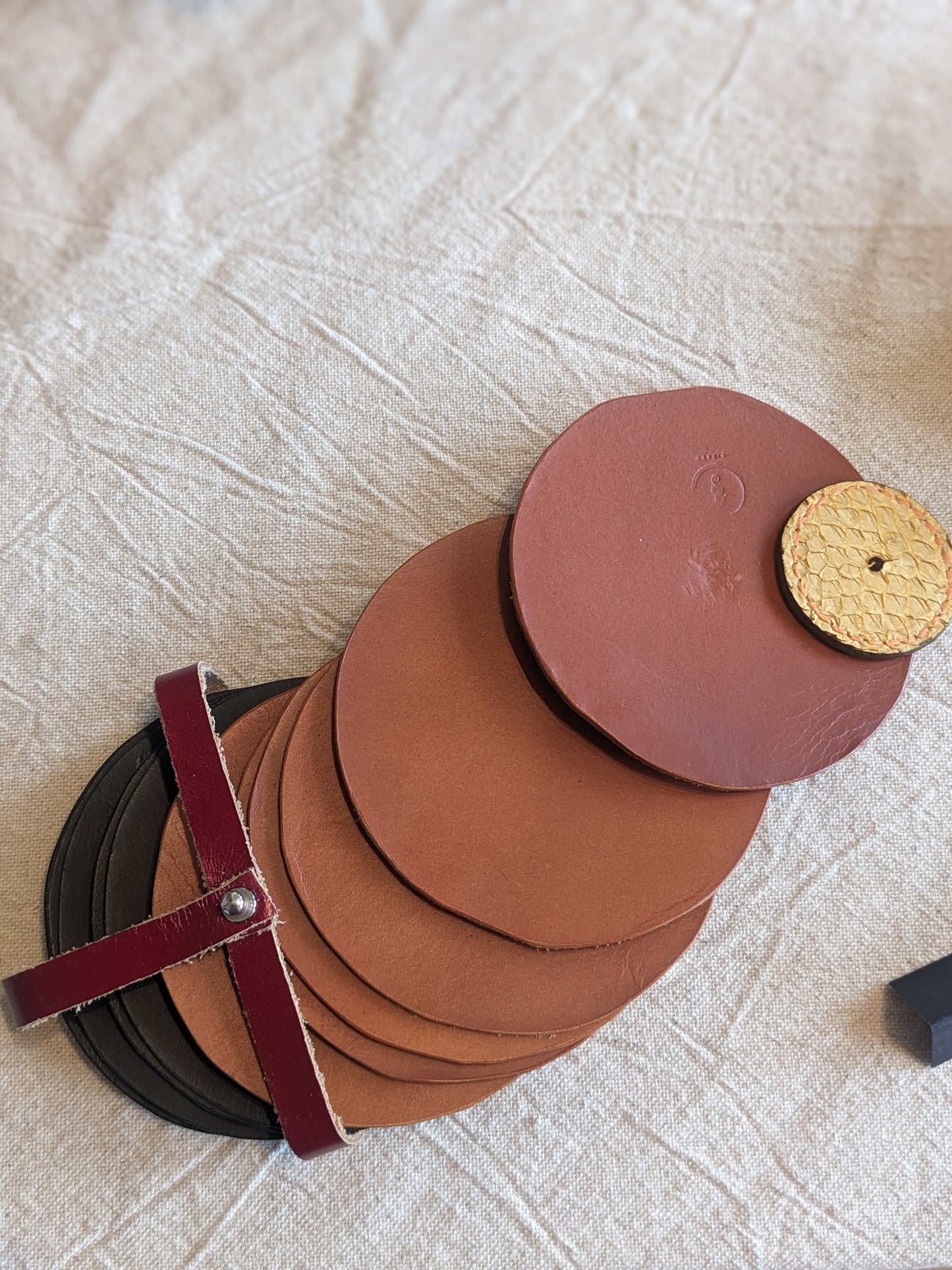 Jeu de palets d'intérieur - sous verres artisanaux — cuir & cuir marin upcyclé