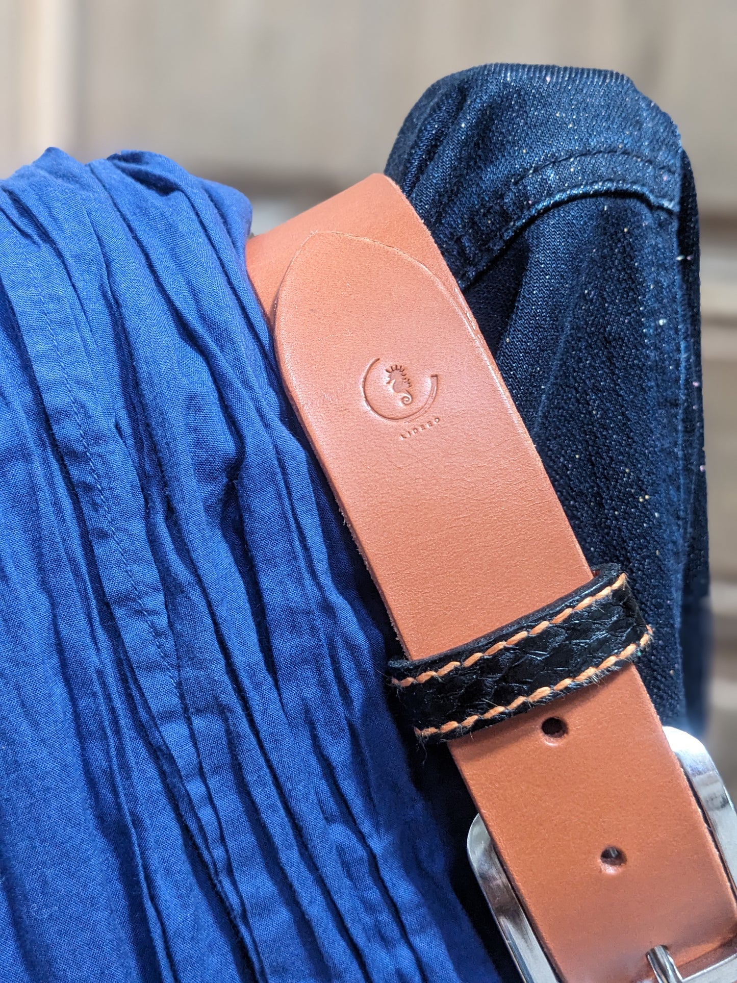 Ceinture en cuir tannage végétal passant cuir marin