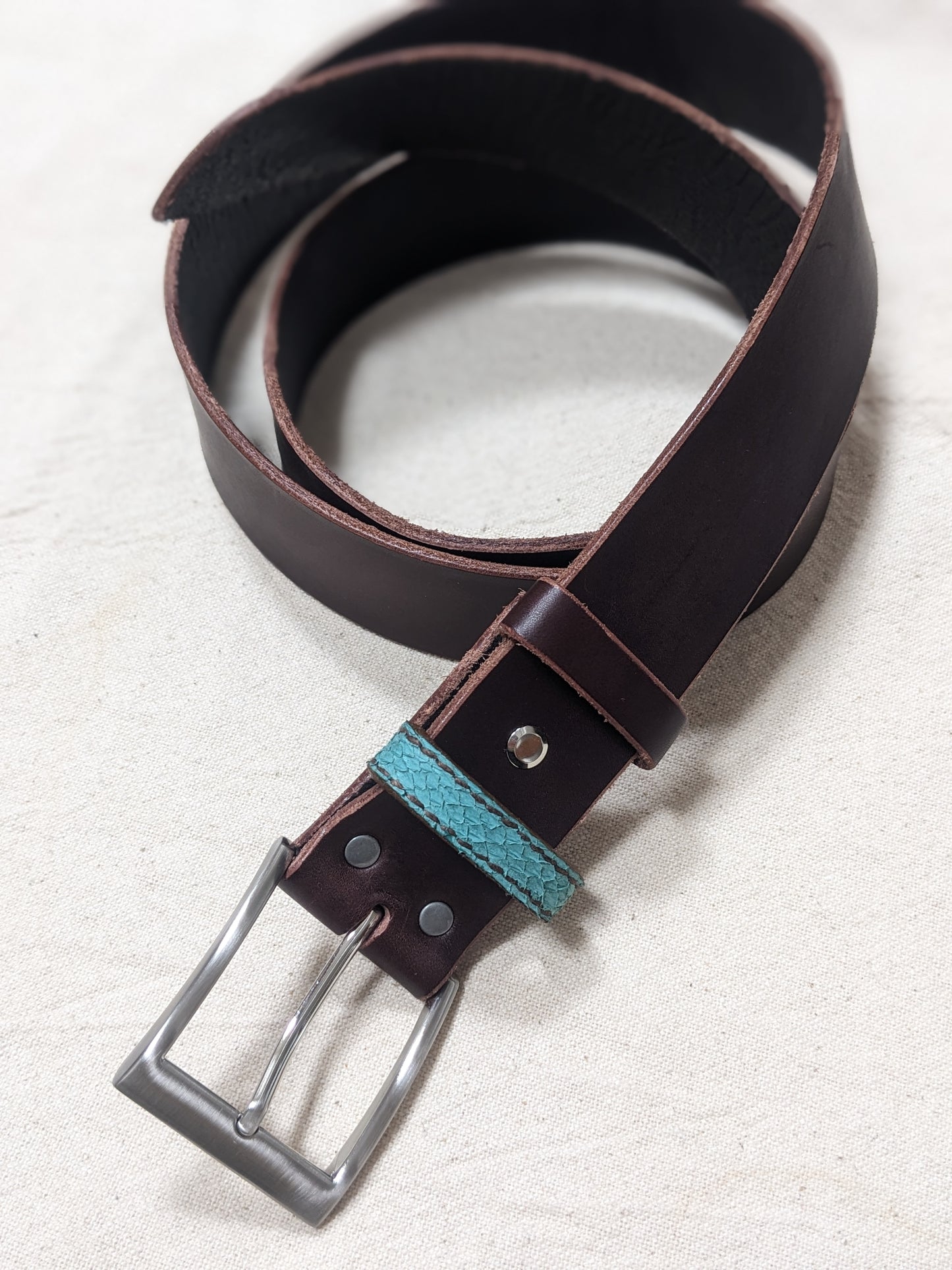 Ceinture en cuir tannage végétal passant cuir marin
