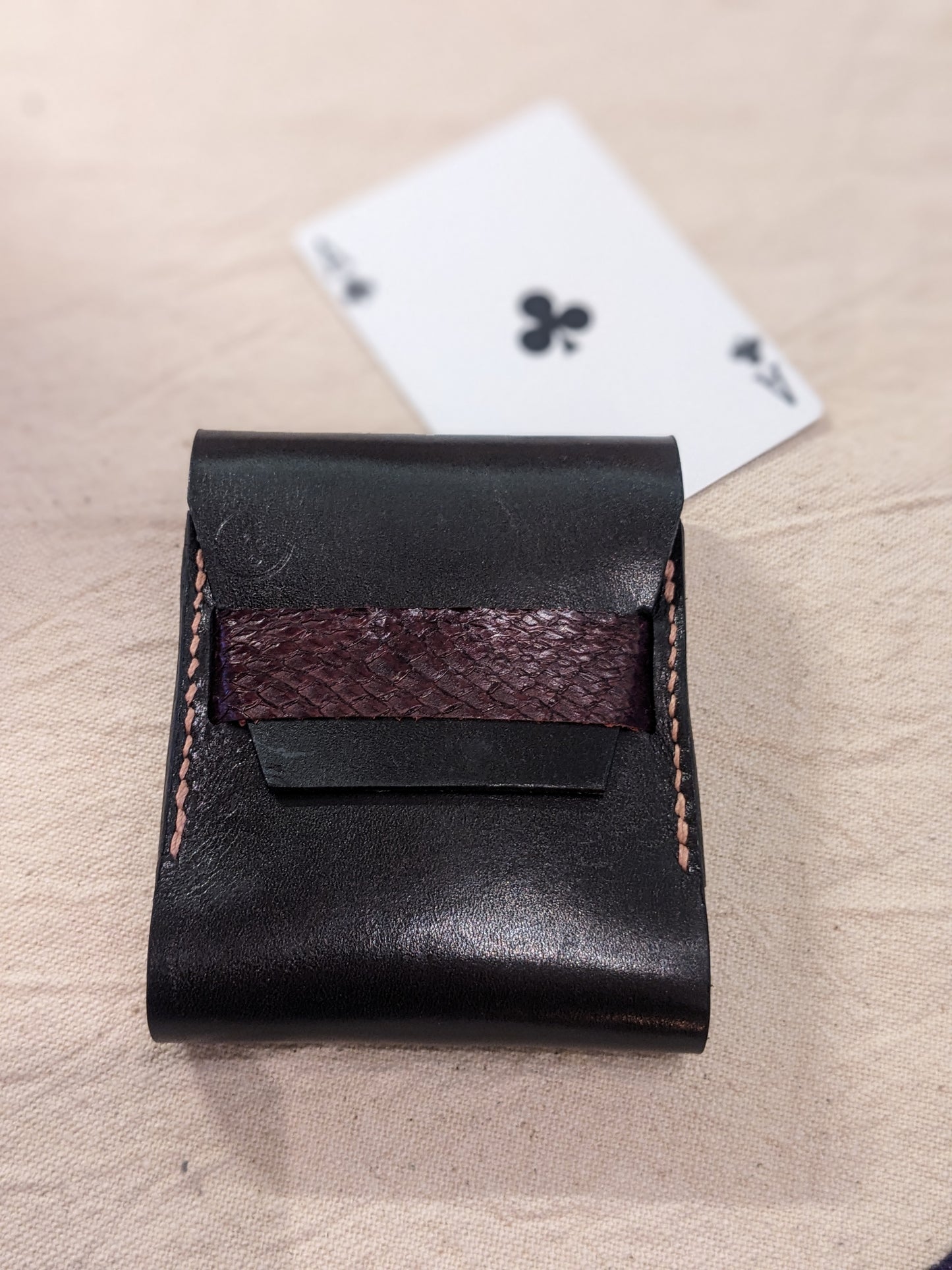Etui à jeu de cartes artisanal - cuir & cuir marin upcyclé