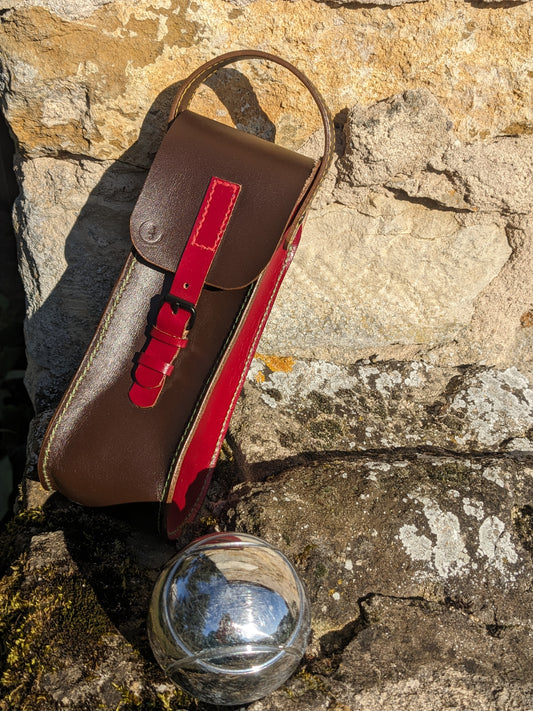 Pochette en cuir pour triplette de pétanque et cochonnet