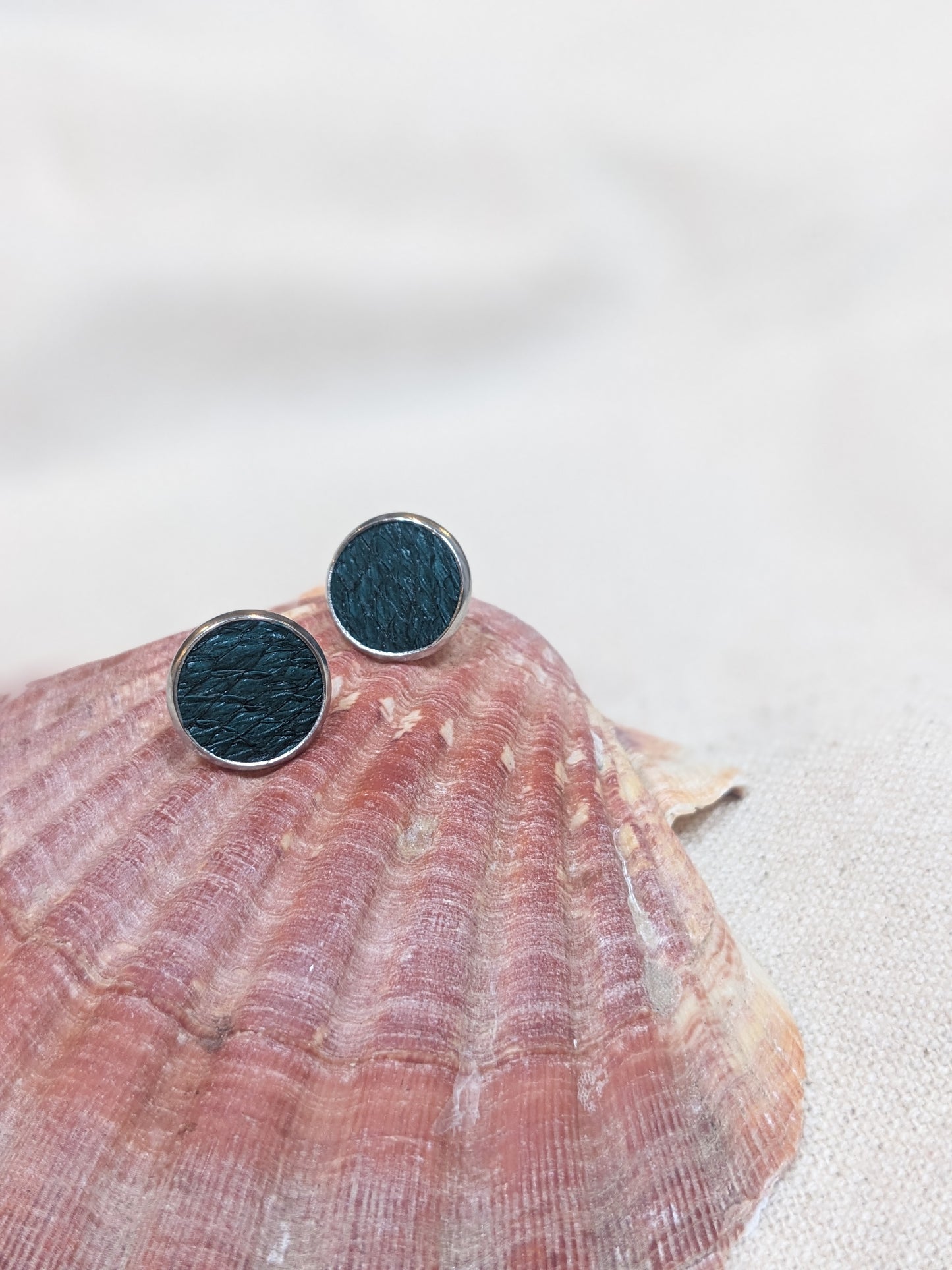 Puce d'oreilles en cuir marin