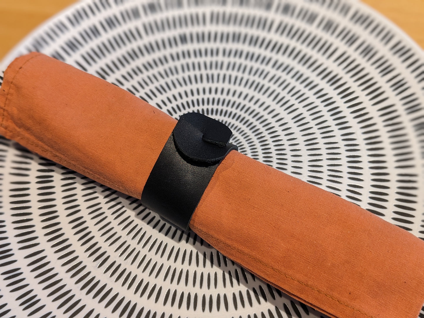 Rond de serviette en cuir personnalisable - cadeau invité mariage