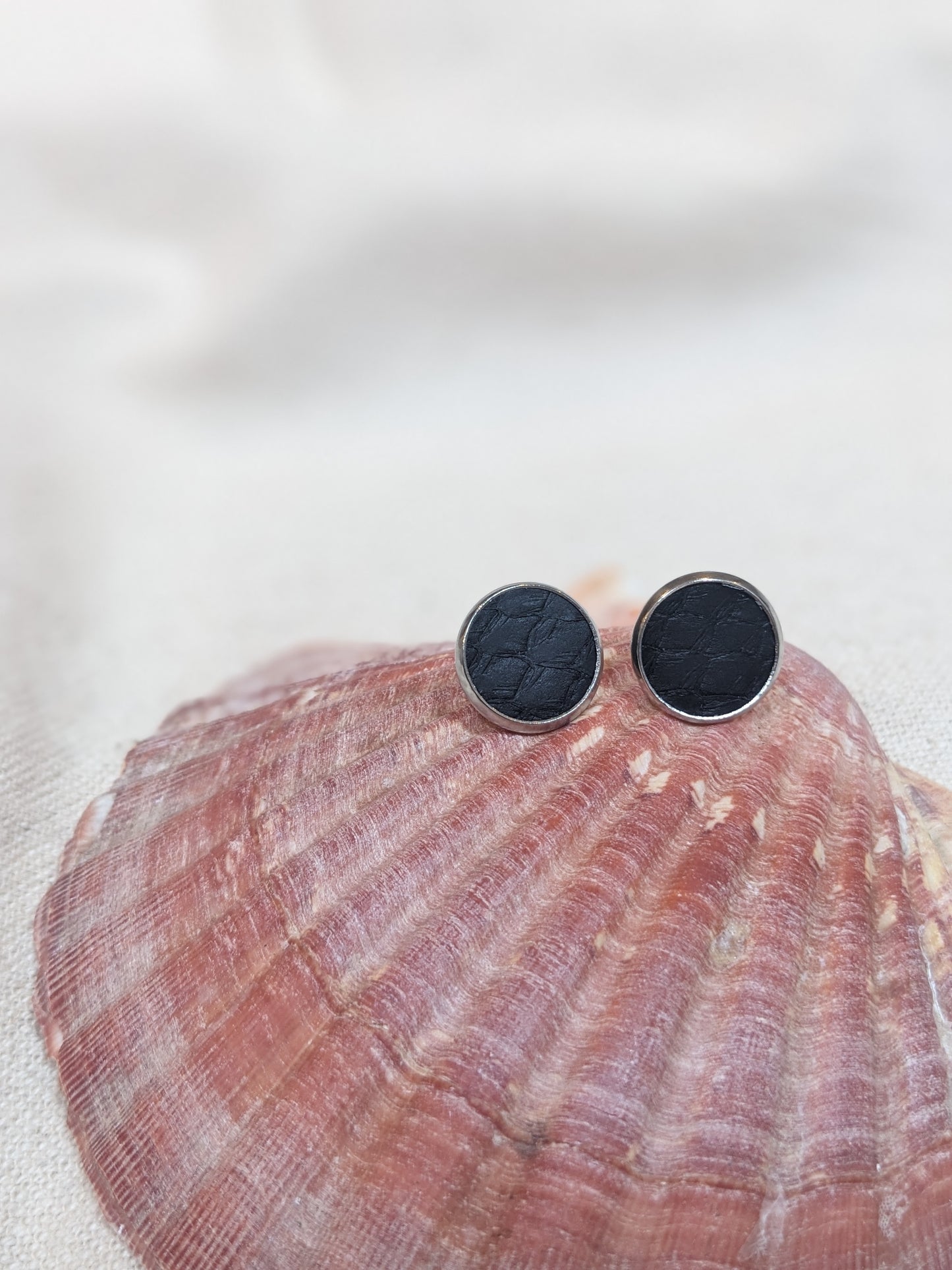 Puce d'oreilles en cuir marin