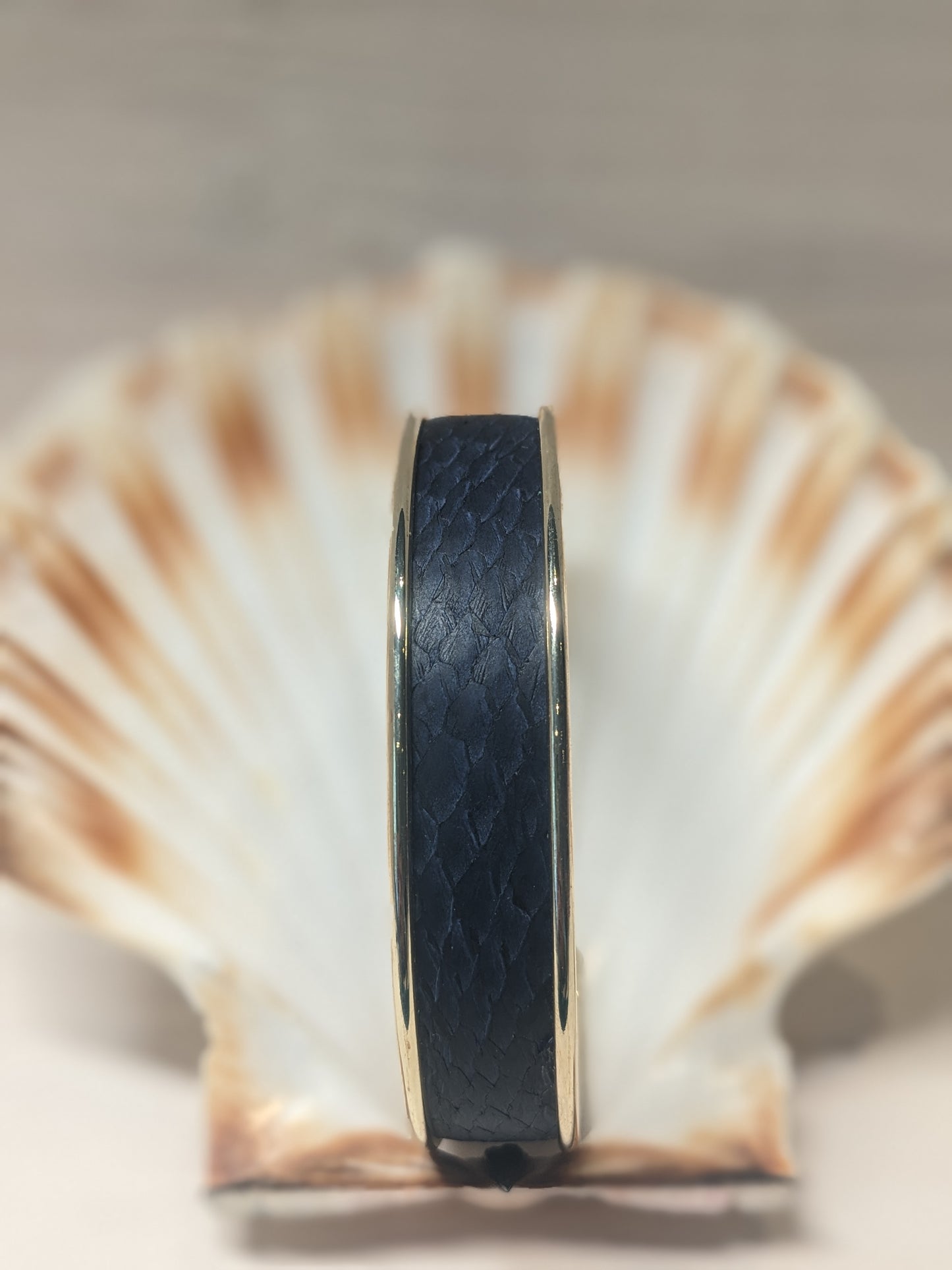 Bracelet manchette cuir marin upcyclé