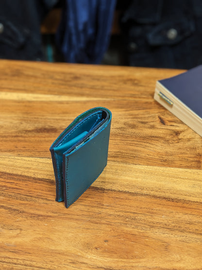 Portefeuille artisanal en cuir vachette & cuir marin – unique et durable