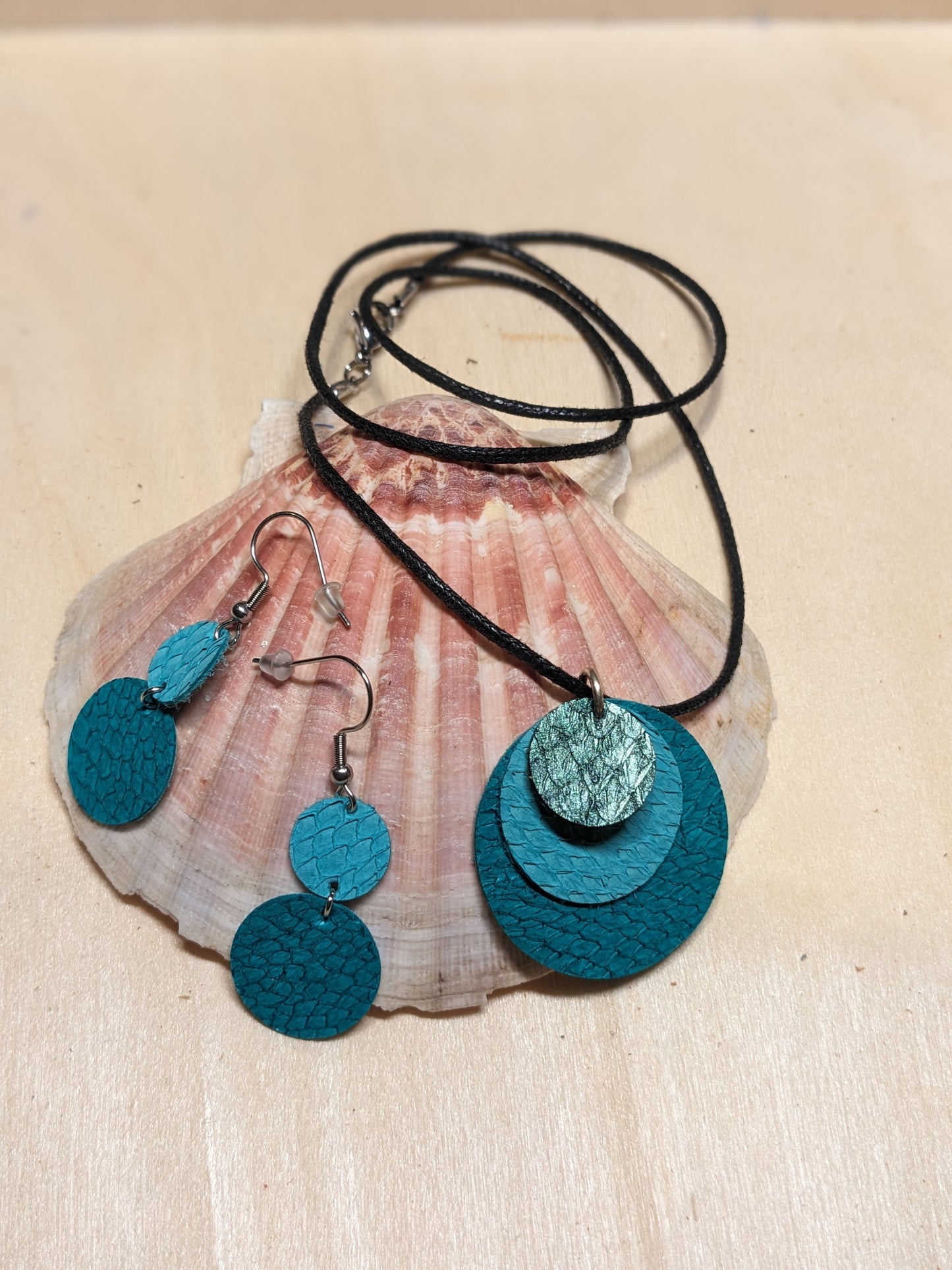 Bon cadeau – Atelier Bijou en cuir marin (2h)