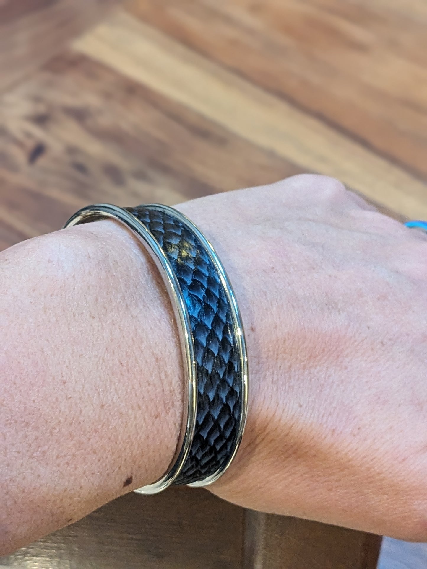 Bracelet manchette cuir marin upcyclé