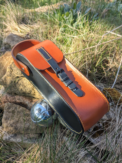 Pochette en cuir pour triplette de pétanque et cochonnet