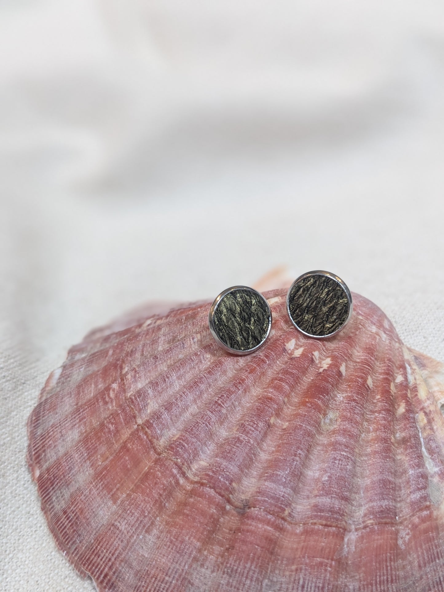 Puce d'oreilles en cuir marin